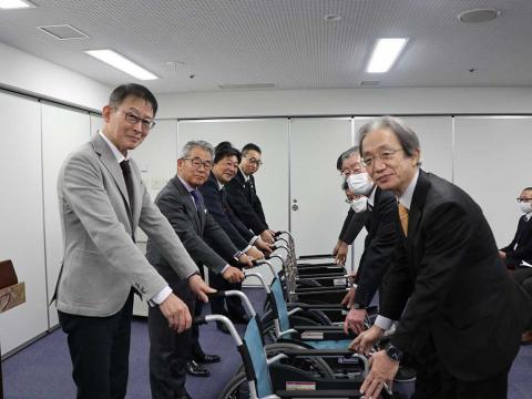 �a�@�E�{�݂̑�\�҂ɎԂ�����n�������������i�ʐ^������j