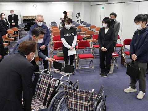 ���I����A�Ǝ҂���Ԃ����̎g�p���@�ɂ��Đ������󂯂�Q���ҁ���������b�{�E�R���x�a�r�{��