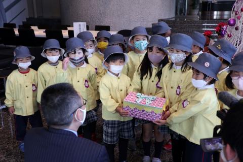 歳末募金に訪れた朝日幼稚園年長児の皆さん=山日YBS本社1階